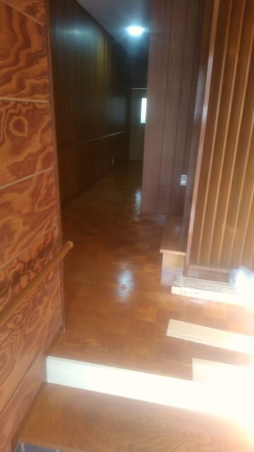 玄関ホールの床を張り替えて明るくなりました！